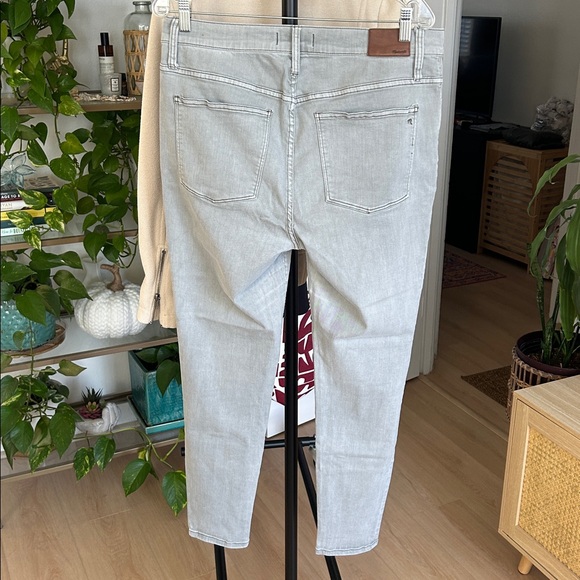 Madewell Jean. Size 32. 27” inseam. Stretch. Excellent Condition. - Picture 2 of 6